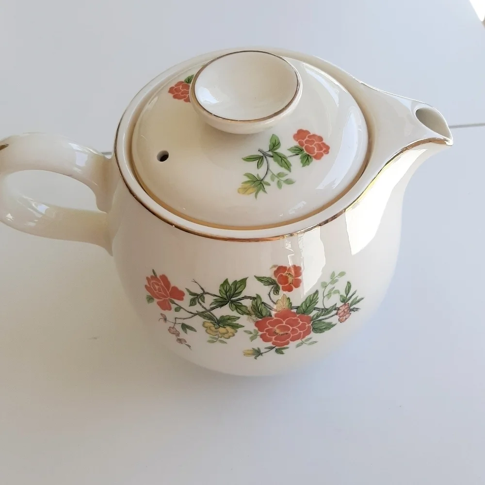 VTG TEAPOT AND CREAMER SET